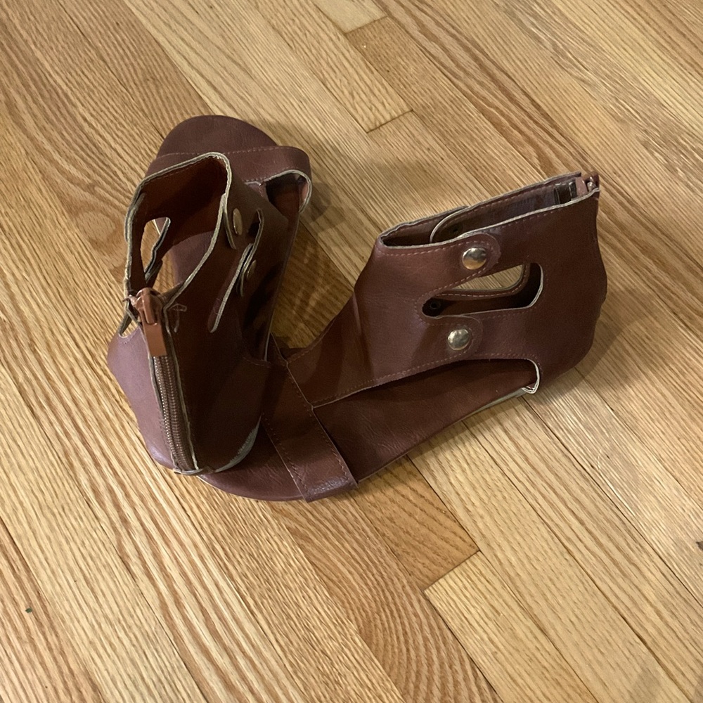 Zip back wide-strapped Sandal Size 38